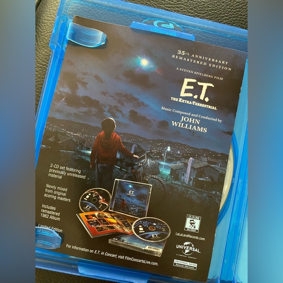 E.T. the Extra-Terrestrial BluRay Blu Ray DVD Movie 2 Pack - Picture 2 of 4